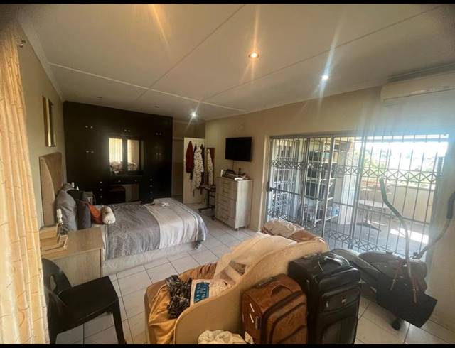6 BEDROOM HOUSE FOR SALE IN UMHLATHUZANA